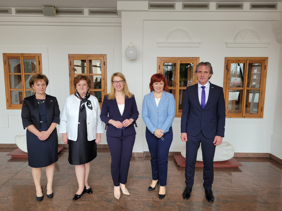 Andrea Kovač, Erika Kiss Köleš, dr. Helena Jaklitsch, Metka Lajnšček, Karel Holec stojijo.