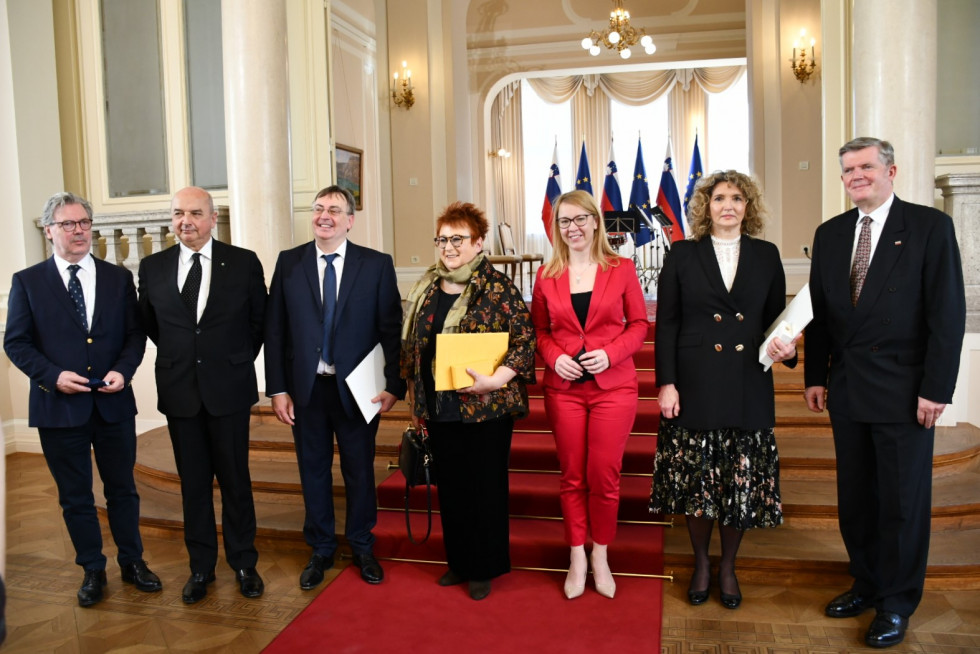 Vojko Volk, Roberto Dipiazza,Walter Bandelj, Tatjana Rojc, dr. Helena Jaklitsch, Ksenija Dobrila, Tomaž Kunstelj stojijo na stopnicah.