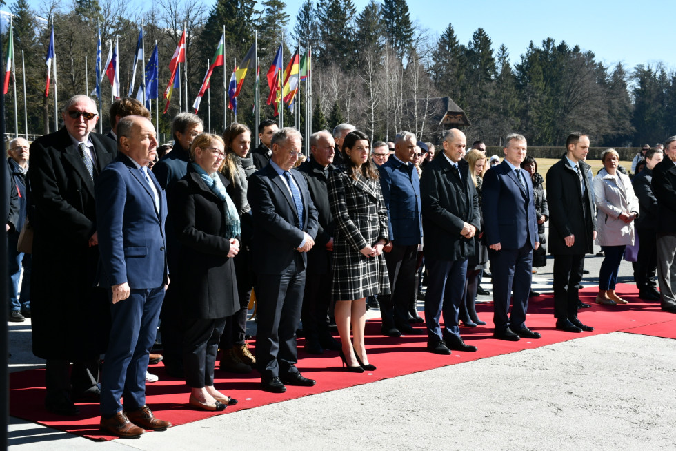 Ministri stojijo in gledajo slovesnost.