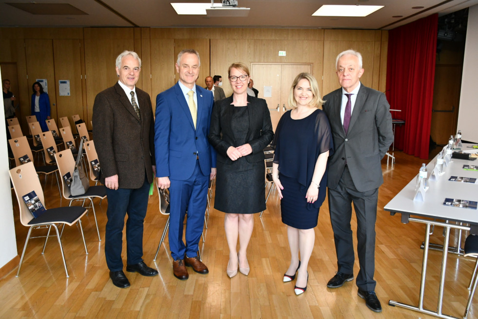 Mag. Andreas Urbas, Benjamin Wakounig, dr. Helena Jaklitsch, Vesna Hodnik Nikolić, Felix Wieser stojijo.