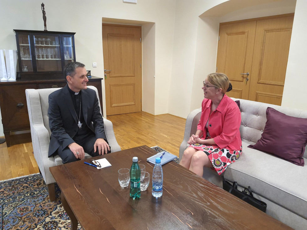 Ministrica dr. Helena Jaklitsch in predsednik Slovenske škofovske konference škof msgr. dr. Andrej Saje