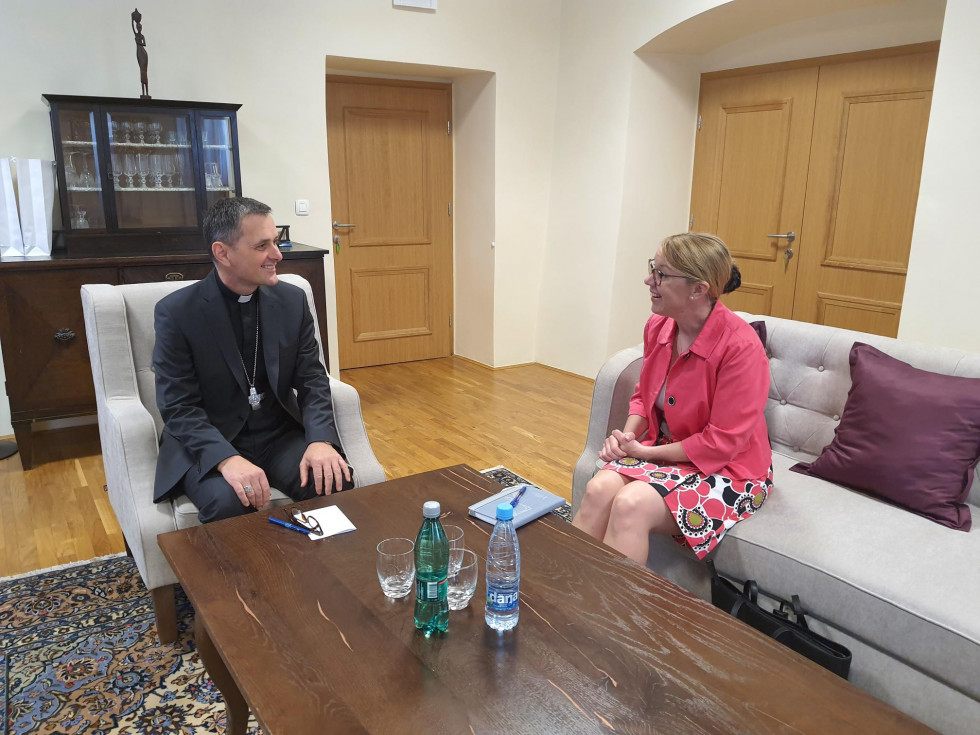 Ministrica dr. Helena Jaklitsch in predsednik Slovenske škofovske konference škof msgr. dr. Andrej Saje