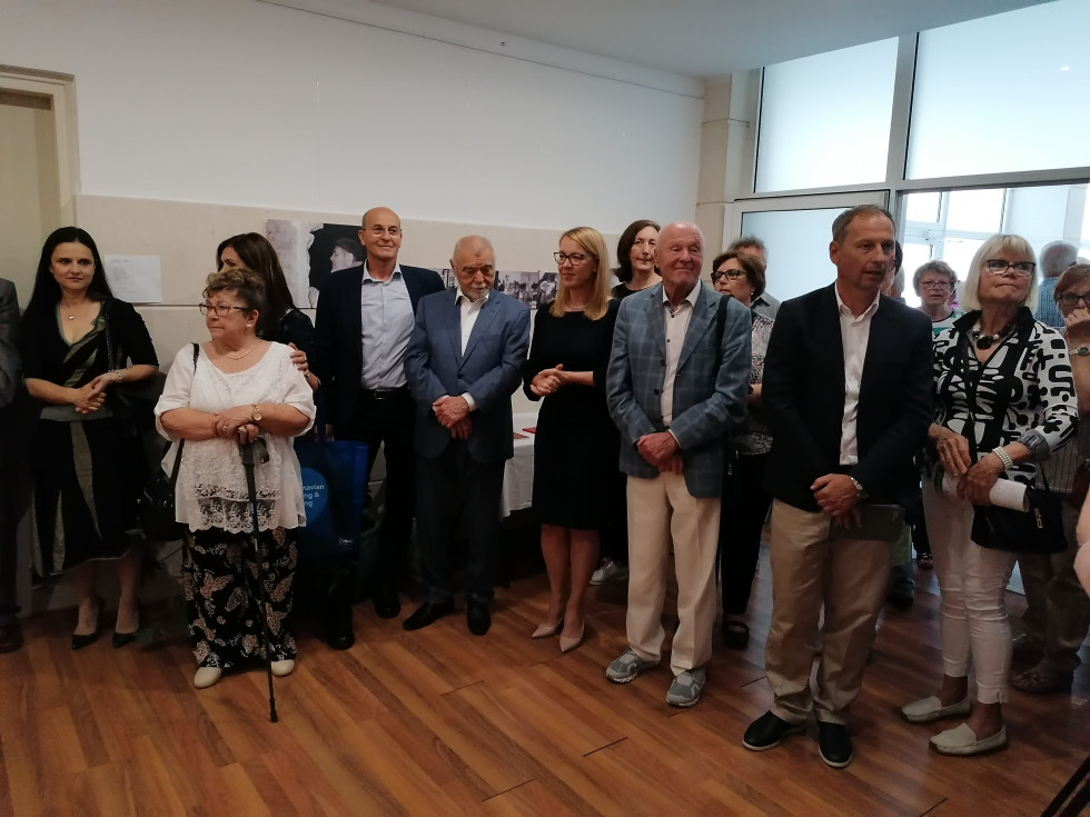 Ministrica s član društva.