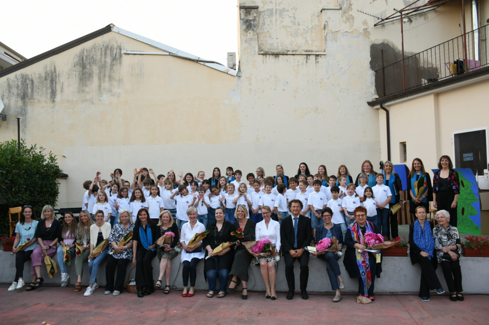 Ministrica, nastopajoči in gostje stojijo.