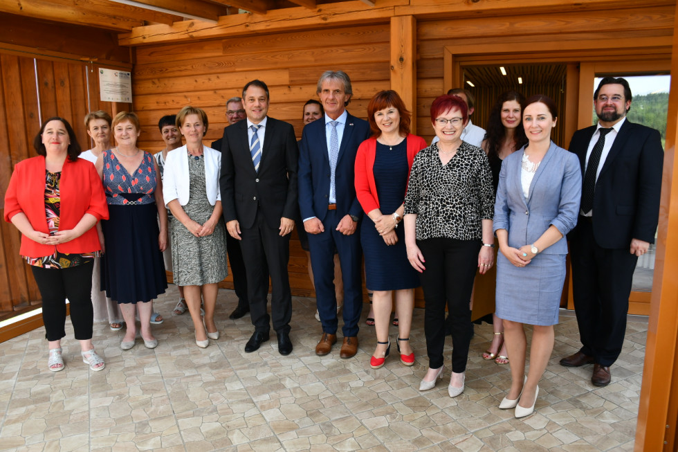 Minister, državna sekretarka, generalna konzulka in predstavniki slovenske manjšine na Madžarskem stojijo.