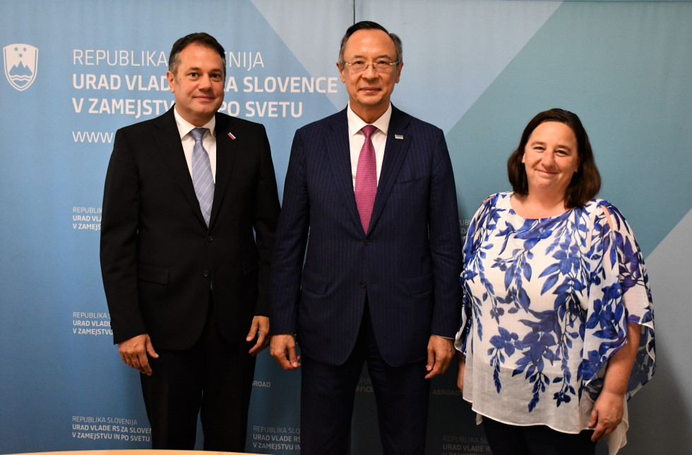 Matej Arčon, Kairat Abdrakhmanov, Vesna Humar stojijo pred napisom urada.