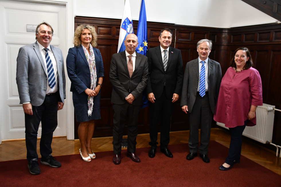 Walter Bandelj, Ksenija Dobrila, Carlo Campanile, Matej Arčon, Maurizio Tremul, Vesna Humar stojijo, v ozadju slovenska in evropska zastava.