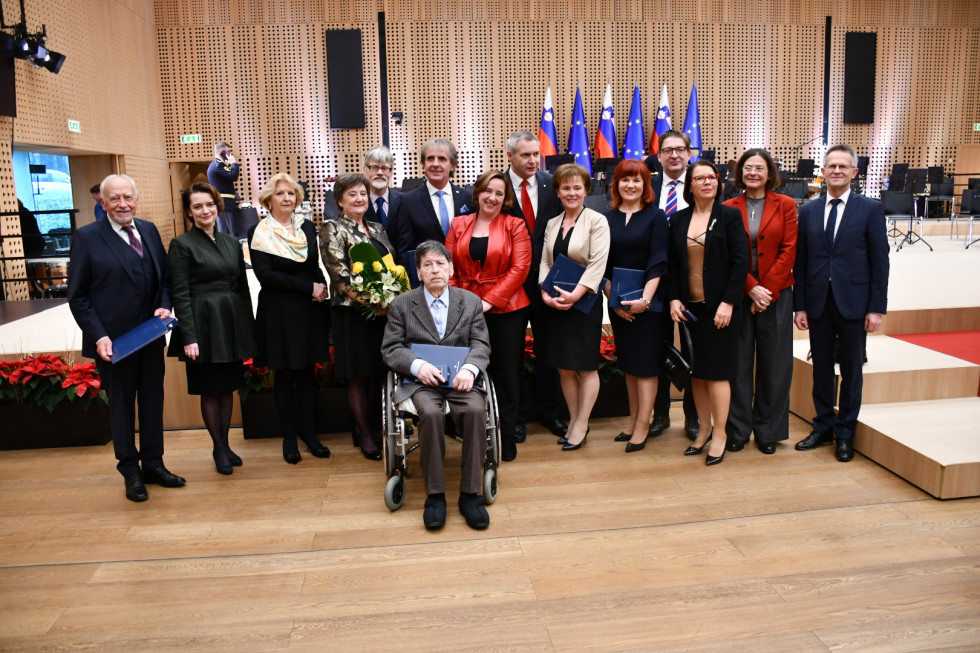 Državna sekretarka Humar s prejemniki odlikovanj in predstavniki generalnih konzulatov Republike Slovenije v Celovcu, Trstu in Monoštru.