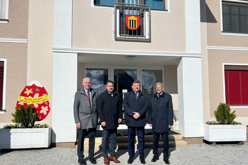 Bernard Sadovnik, minister Arčon, minister Jevšek, deželni glavar Kaiser. Stojijo pred občino v Globasnici.