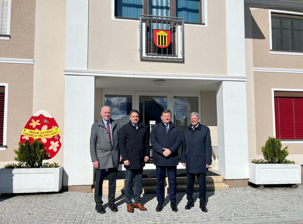 Bernard Sadovnik, minister Arčon, minister Jevšek, deželni glavar Kaiser. Stojijo pred občino v Globasnici.