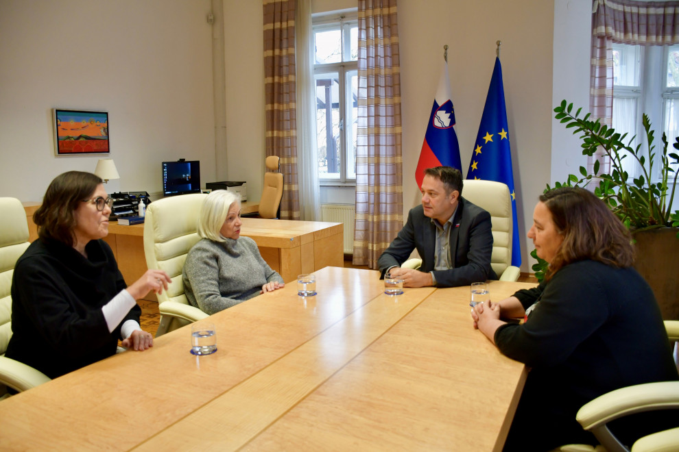 Mateja Jančar, dr. Andreja Rihter, Matej Arčon, Vesna Humar sedijo za mizo. V ozadju slovenska in evropska zastava.