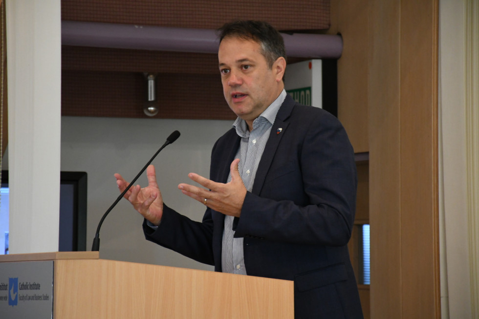 Minister Matej Arčon za govornico med govorom.