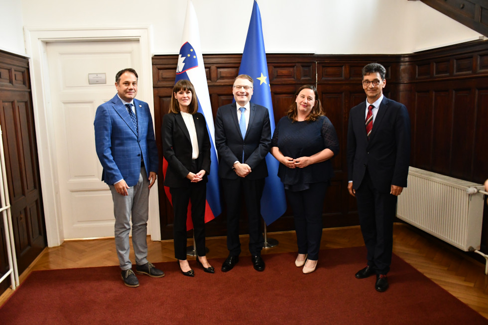 Matej Arčon, Rebecca Poole, Chris Field, Vesna Humar, Peter Svetina. Stojijo pred slovensko in evropsko zastavo.