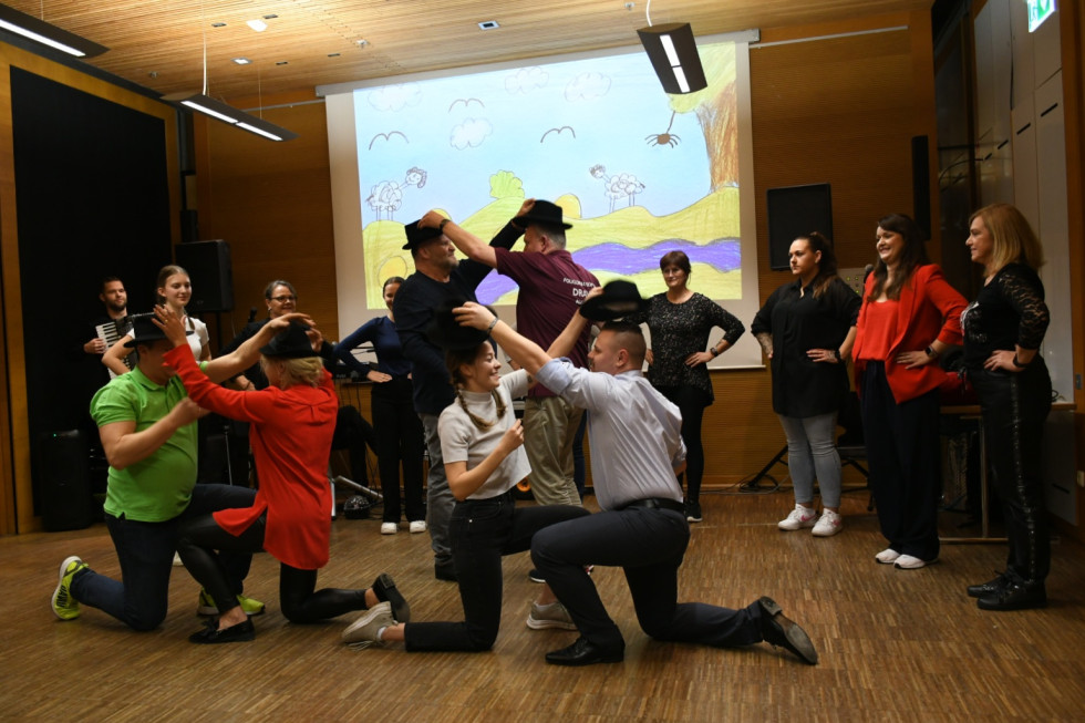 Plešejo prekmurske plese.