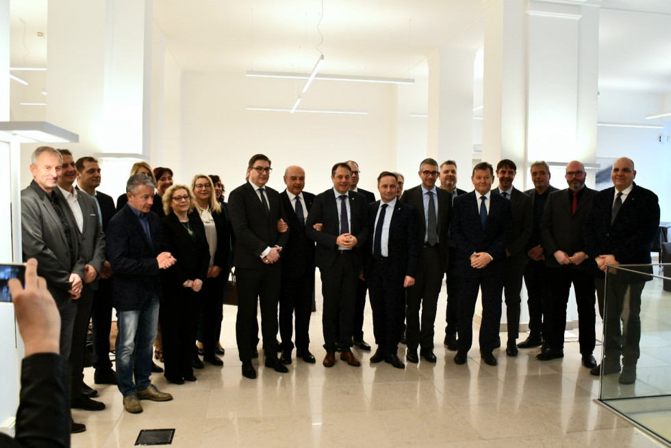 Skupinska slika, minister stoji na sredini, na obeh straneh ostali podpisniki in visoki predstavnikiobeh držav.