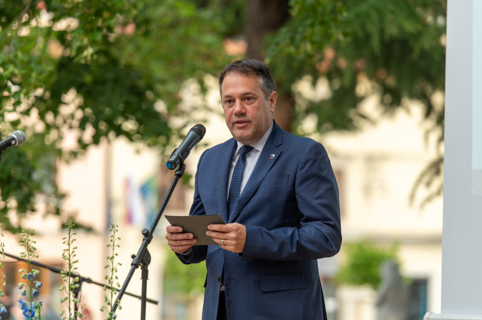 Minister med govorom za mikrofonom.