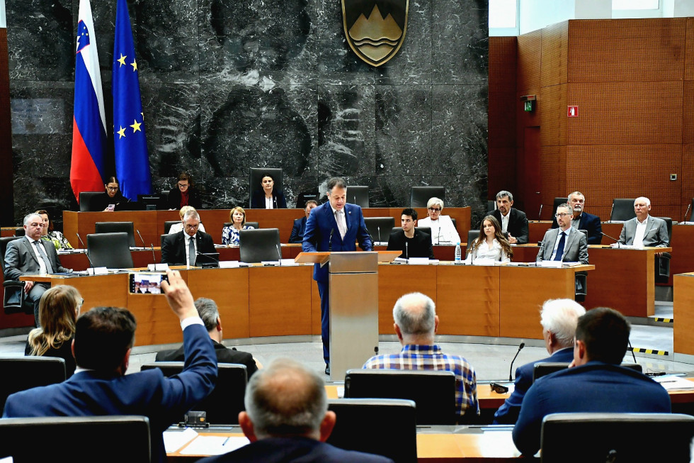 Matej Arčon v parlamentu za govornico.