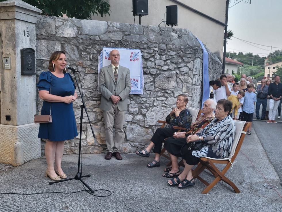 Državna sekertarka Vesna Humar med nagovorom. V ozadju pokrita spominska plošča.