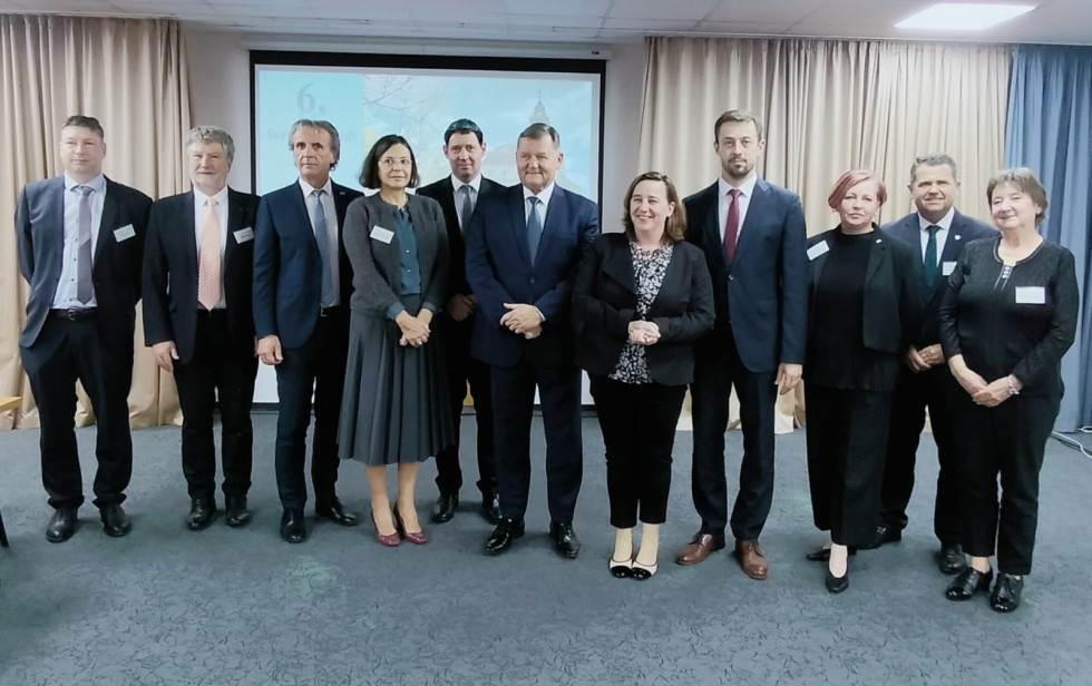 Skupinska slika sogovornikov na Monoštrskem forumu. 