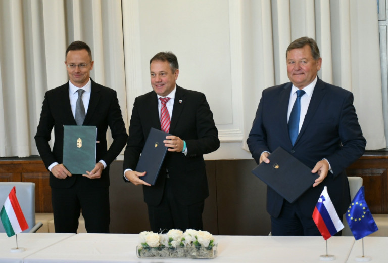 Ministra Arčon in Jevšek z madžarskim zunanjim ministrom Szijjártóm