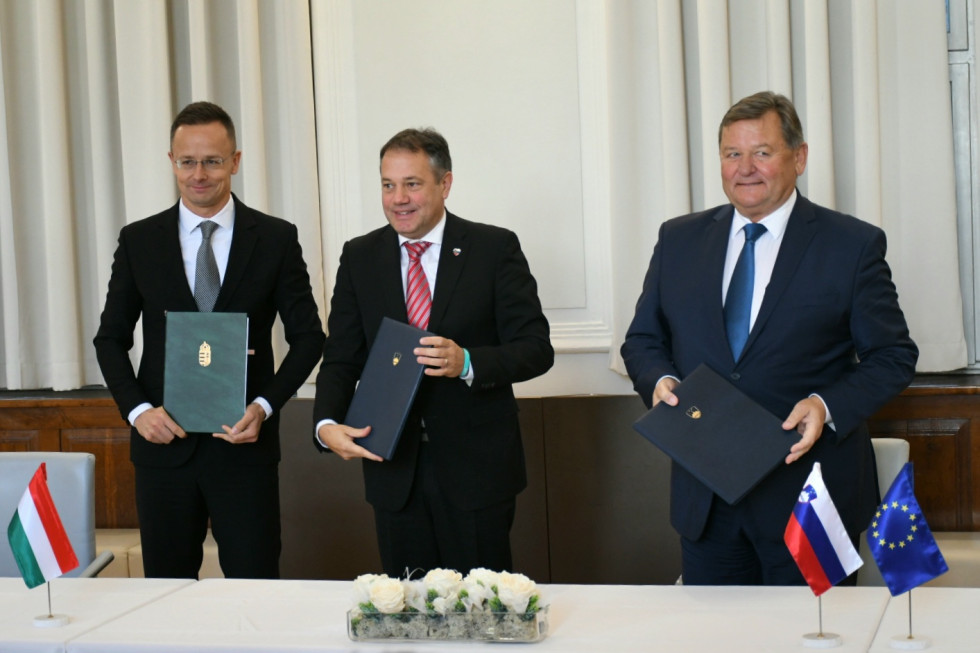 Ministri v rokah držijo podpisana pisma o nameri.