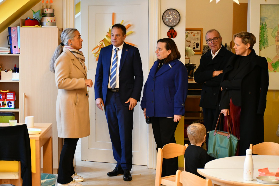 Minister z ravnateljico, državno sekretarko, generalno konzulko v učilnici. Pogovarjajo se. 