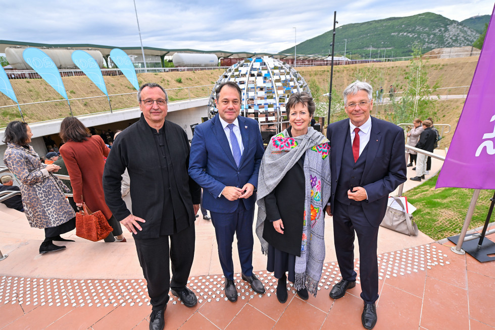 Minister z ustvarjalci in dr. Kaiserjem, v ozadju pohodna kupola.
