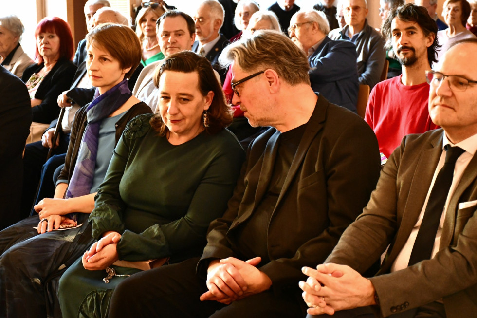 Med pogovorm, v publiki. 