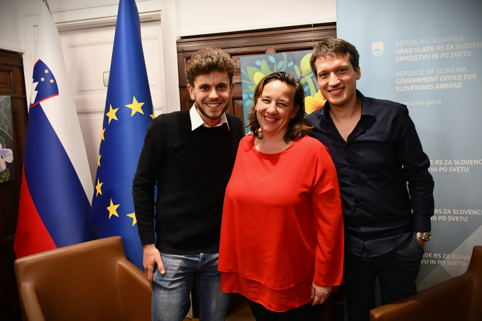Tommy Budin, Vesna Humar in Denis Daneu. Na desni slovenska in evropska zastava.