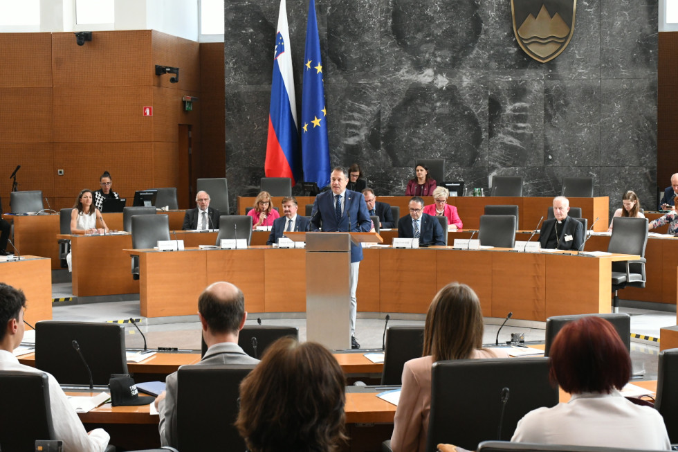 Minister v državnem zboru med govorom.