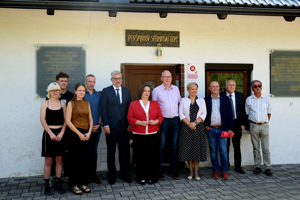 Skupinska fotografija pred spominsko hišo.
