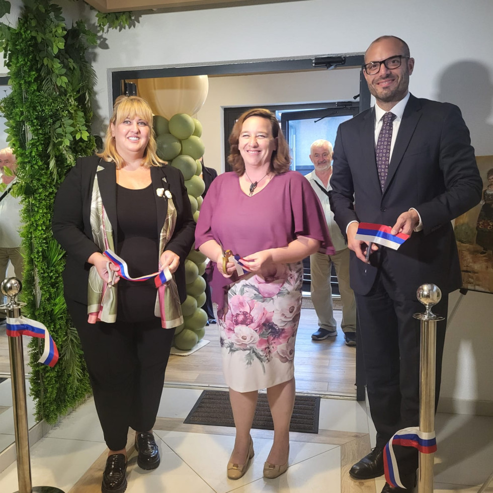 Državna sekretarka, veleposlanik Republike Slovenije v Beogradu in predsednica Društva Slovencev Martin Krpan v Smederevu ob odprtju kulturno-izobraževalnega centra.