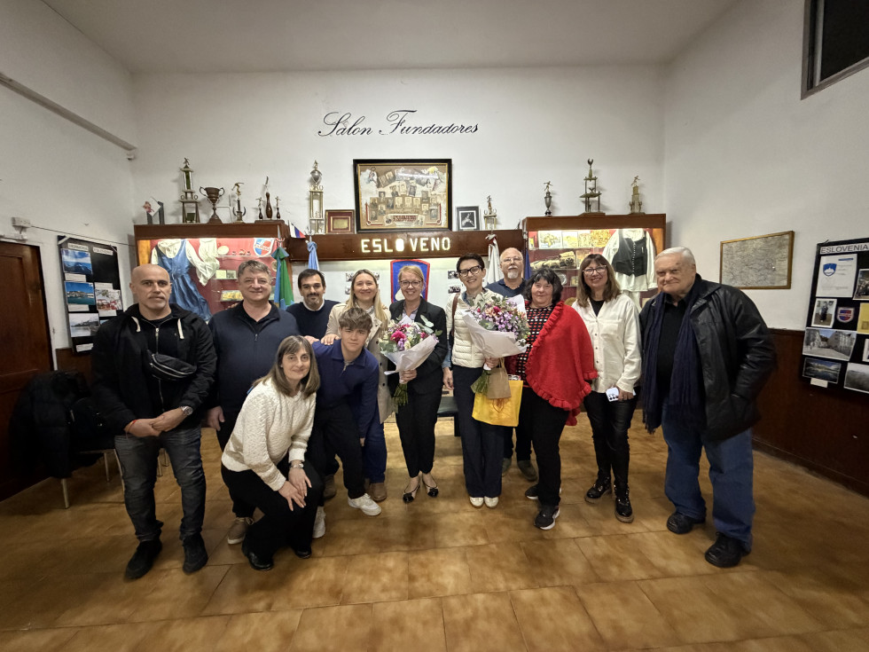 Skupinska slika. Državna sekretarka v rokah drži šopek. 
