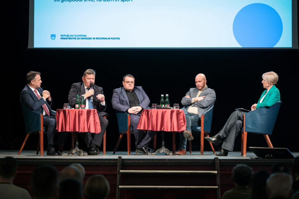 Sogovorniki na odru za mizo. 