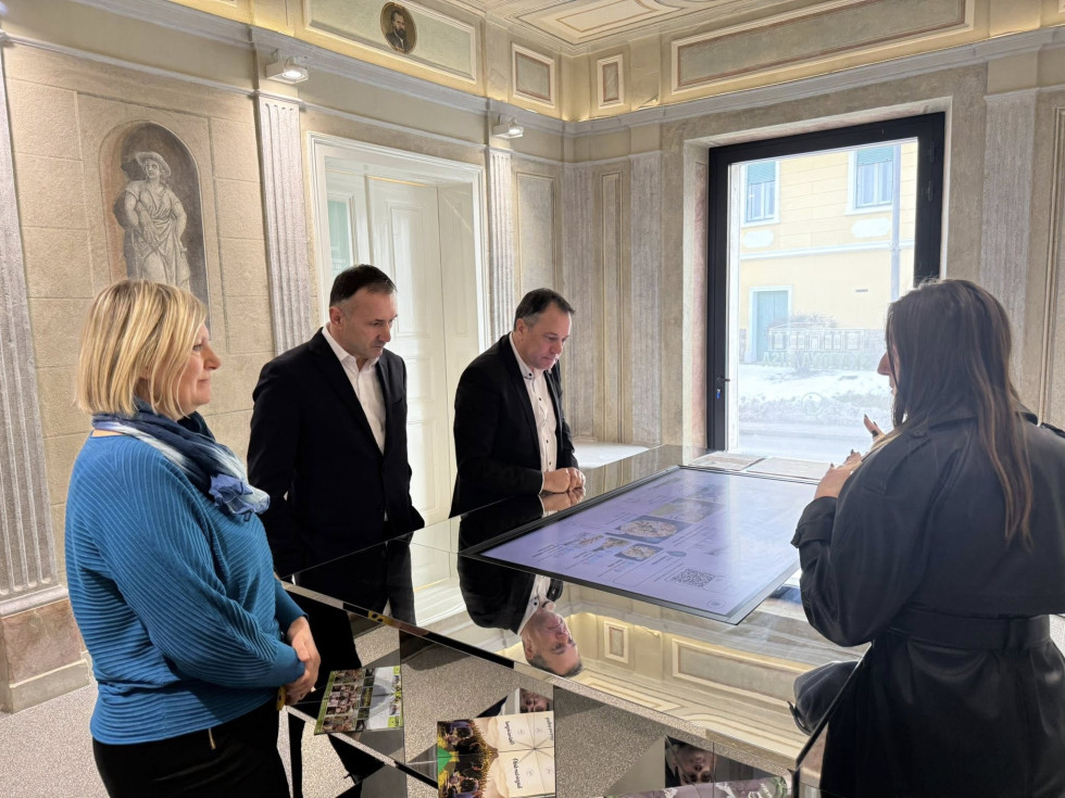 Minister Arčon v Skazovi hiši, ki si jo ogleduje.