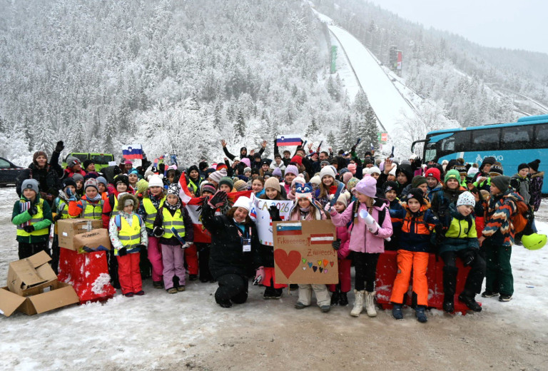 V Planici za naše orle znova navijali mladi Slovenci iz zamejstva in sveta 