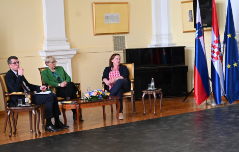55205495744 3f58039538 o (Ambassador Dovžan, President Pirc Musar, and State Secretary Humar are sitting in chairs behind a low coffee table, with flags on the right.)