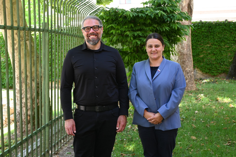 Suzana Lep Šimenko in Viktor Klemenčič na vrtu urada. 