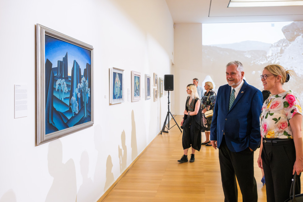 Dr. Helena Jaklitsch in Joe Valenčič med ogledom slike v Moderni galeriji.