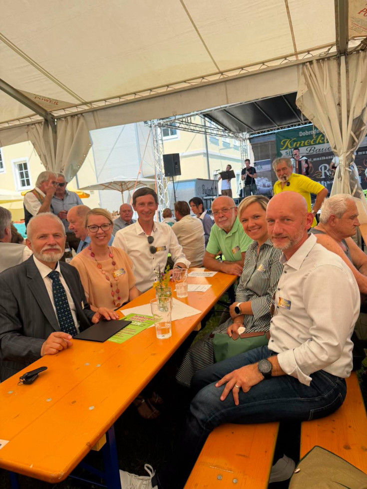 Državni sekretar, državni sekretar na zunanjem ministrstvu in generalna konzulka in sodelavci za mizo.