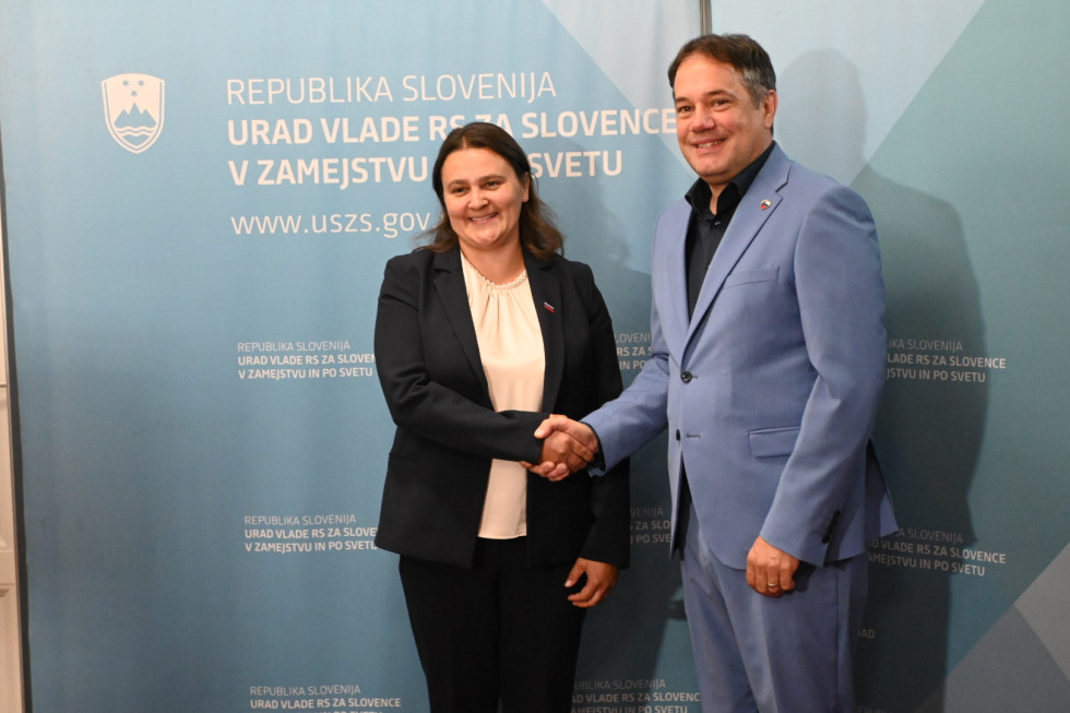 Suzana Lep Šimenko in Matej Arčon med rokovanjem.