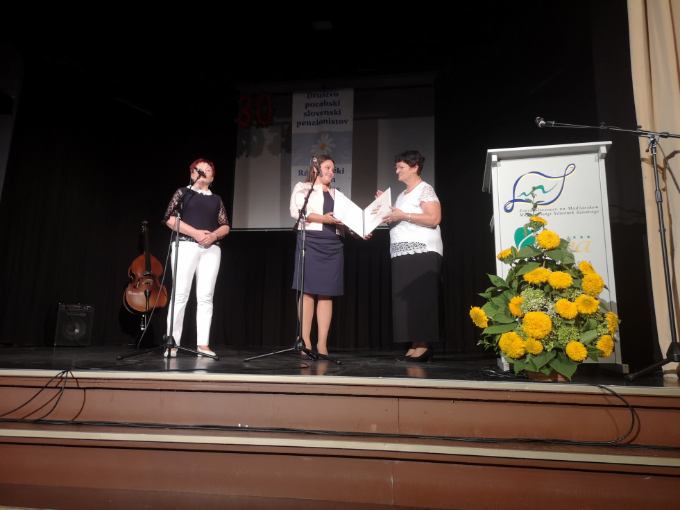 Ministrica je podelila priznanje. 