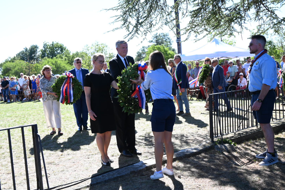 Ministrica in generalni konzul med predajo venca skavtinji.