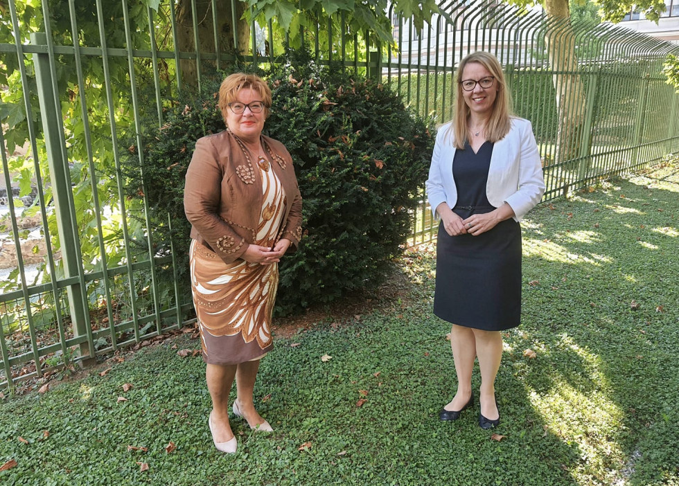 Generalna konzulka Alenka Jerak in ministrica dr. Helena Jaklitsch na vrtu Urada za Slovence v zamejstvu in po svetu