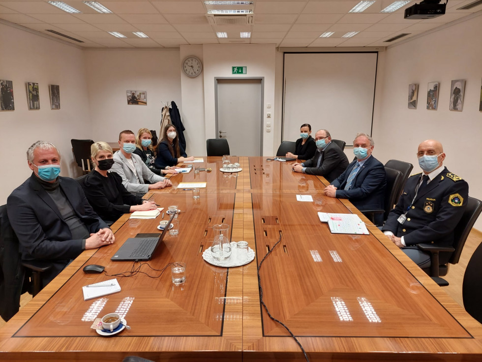 Predstavniki Urada vlade RS za demografijo sedijo za mizo s predstavniki Ministrstva za notranje zadeve..