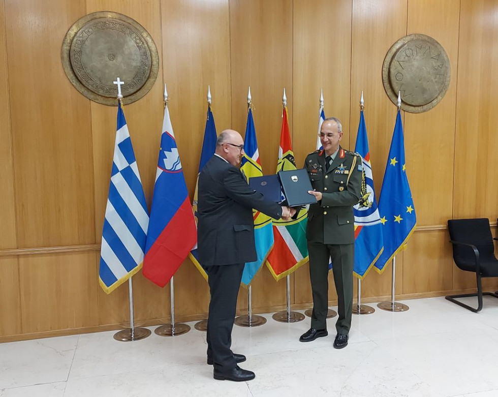 Veleposlanik Republike Slovenije v Grčiji g. Matjaž Longar in Generalmajor g. Dimitrios Choupis